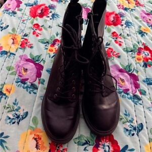 Universal Thread Black Combat Boots